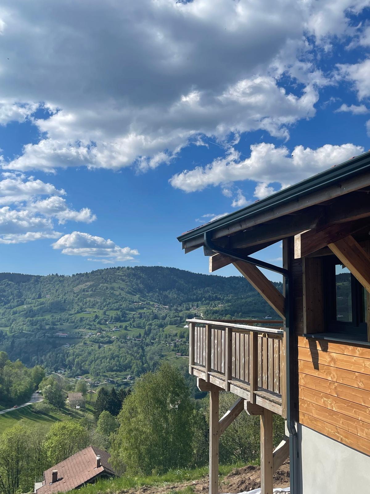 Façade latérale en bois du Chalet du Haut des Bouchaux